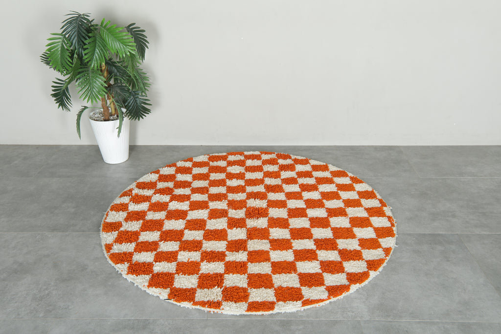Round orange and white checkered Moroccan wool rug - 5 ft
