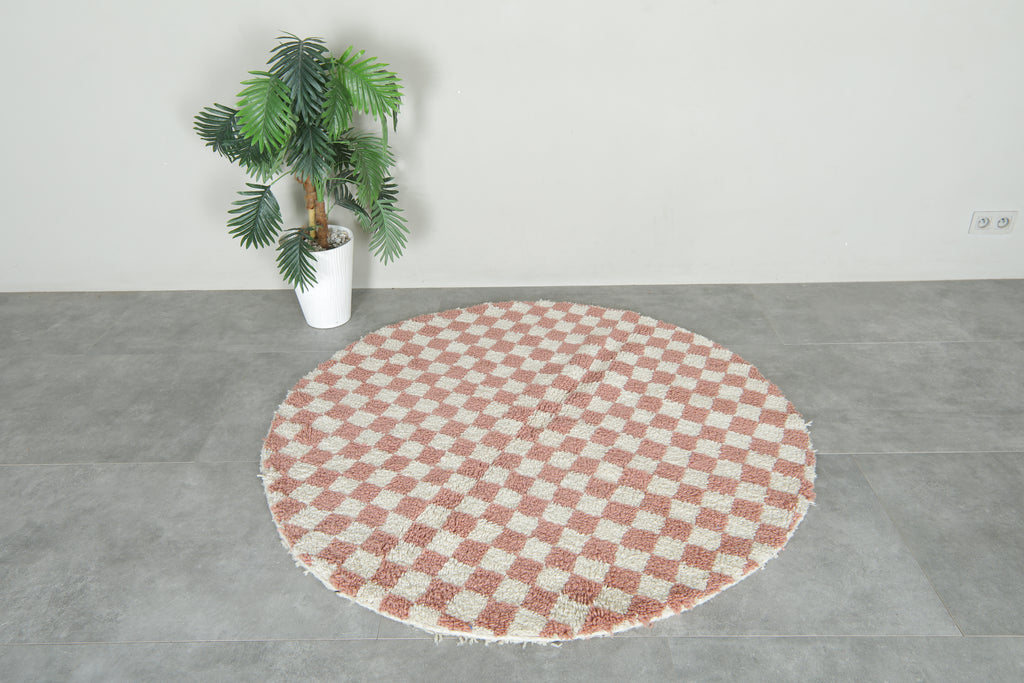 Round Moroccan wool rug - 5 ft | Pink & white checkered design