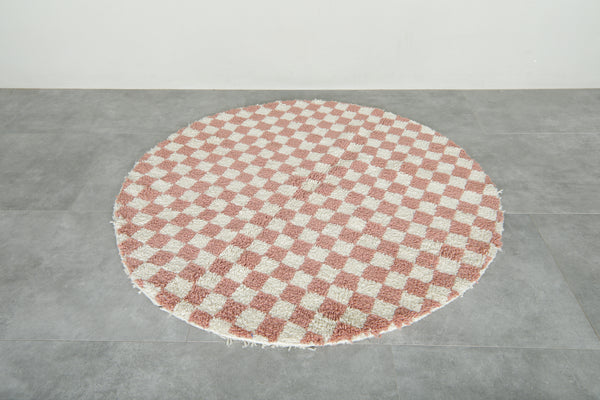 Round Moroccan wool rug - 5 ft | Pink & white checkered design