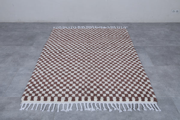 Handmade Moroccan checkered rug – 4.6 x 6.6 FT, classic brown and white