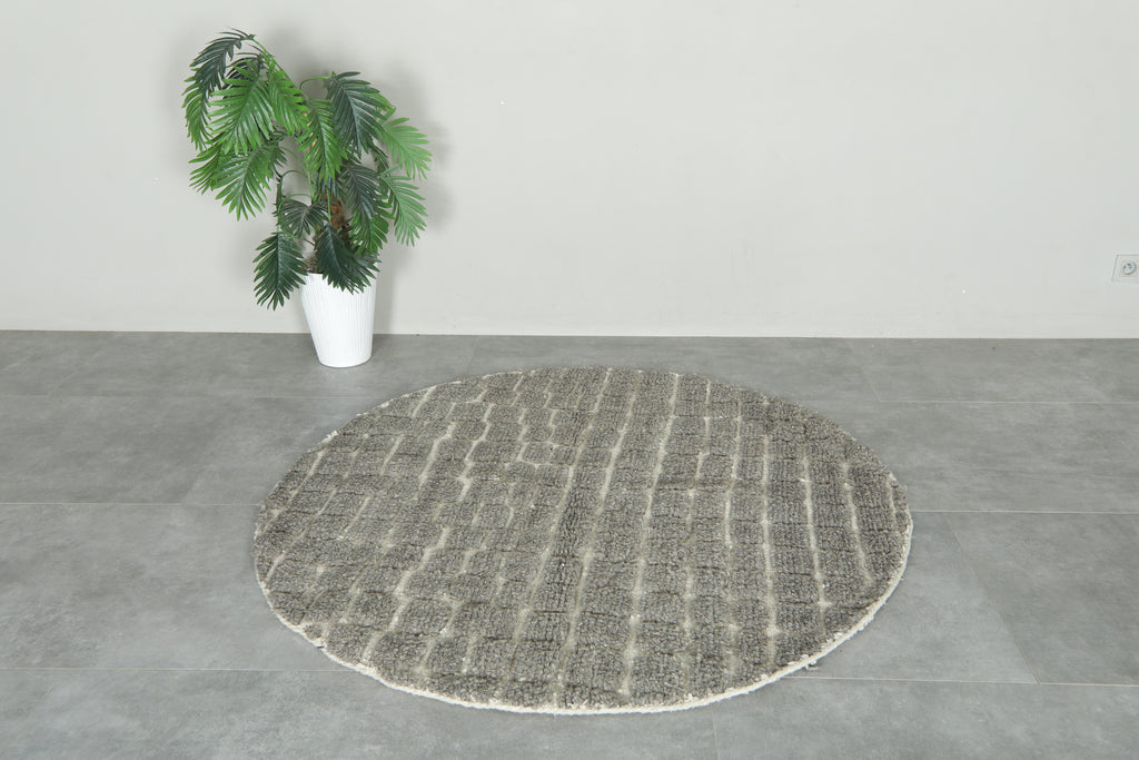 Round Moroccan wool rug – 5 ft, cozy gray checkered pattern