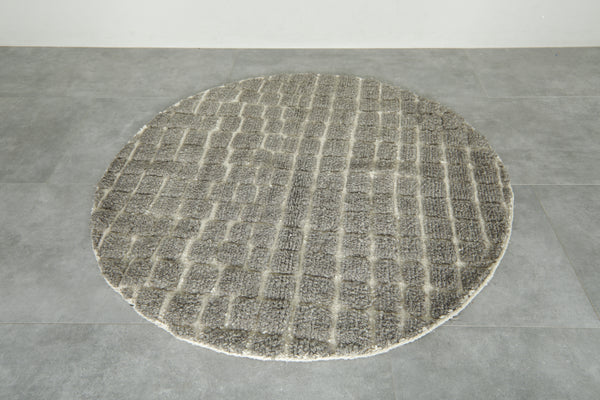 Round Moroccan wool rug – 5 ft, cozy gray checkered pattern