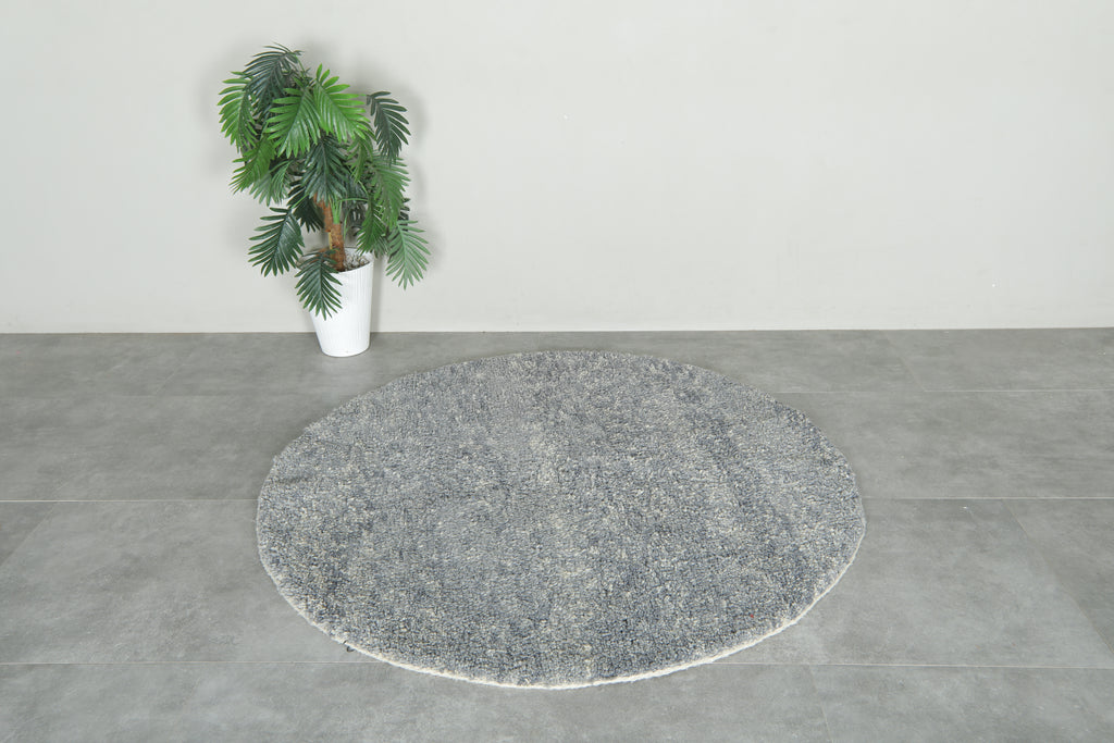 5 ft Round Moroccan wool rug – Soft gray tone