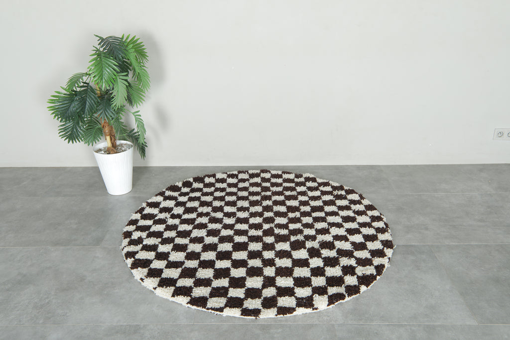 Round dark brown and white checkered Moroccan wool rug - 5 ft