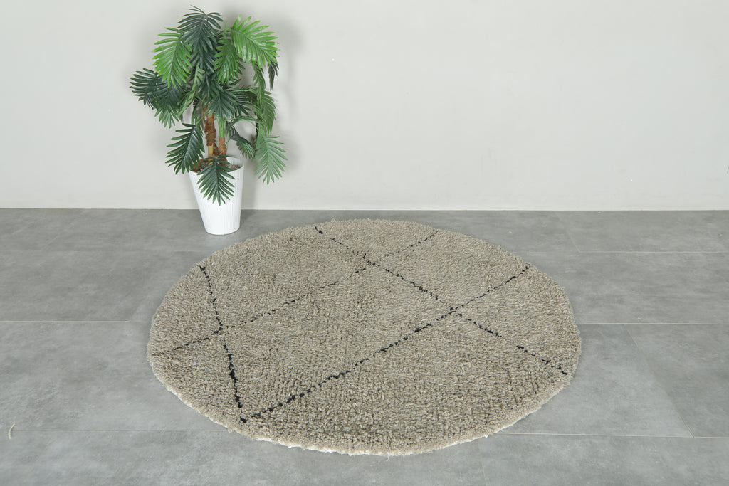 Round Moroccan wool rug - 5.1 ft grey with diamond pattern