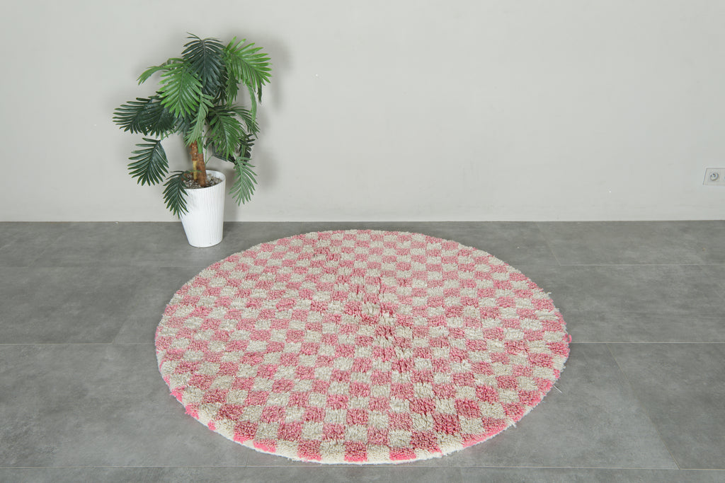 Round Moroccan wool rug - 5 ft | Pink & white checkered pattern