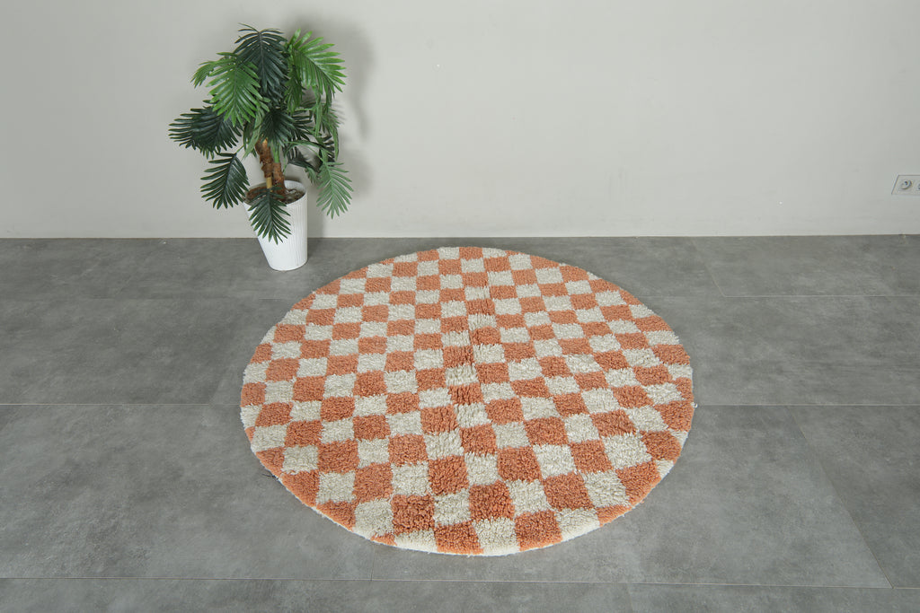 Checkered orange & white Moroccan round rug - 4.7 ft