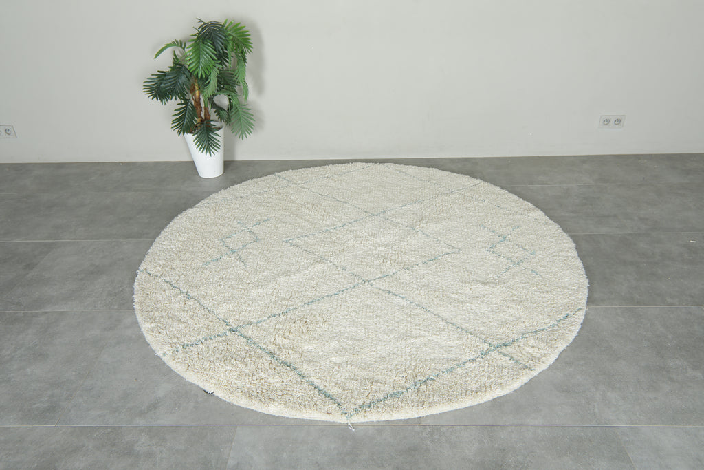 Round Moroccan wool rug - White base with light blue diamond pattern - 6.9 ft