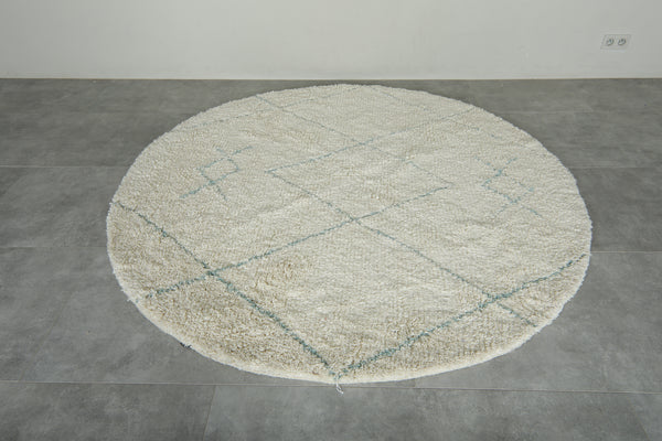 Round Moroccan wool rug - White base with light blue diamond pattern - 6.9 ft