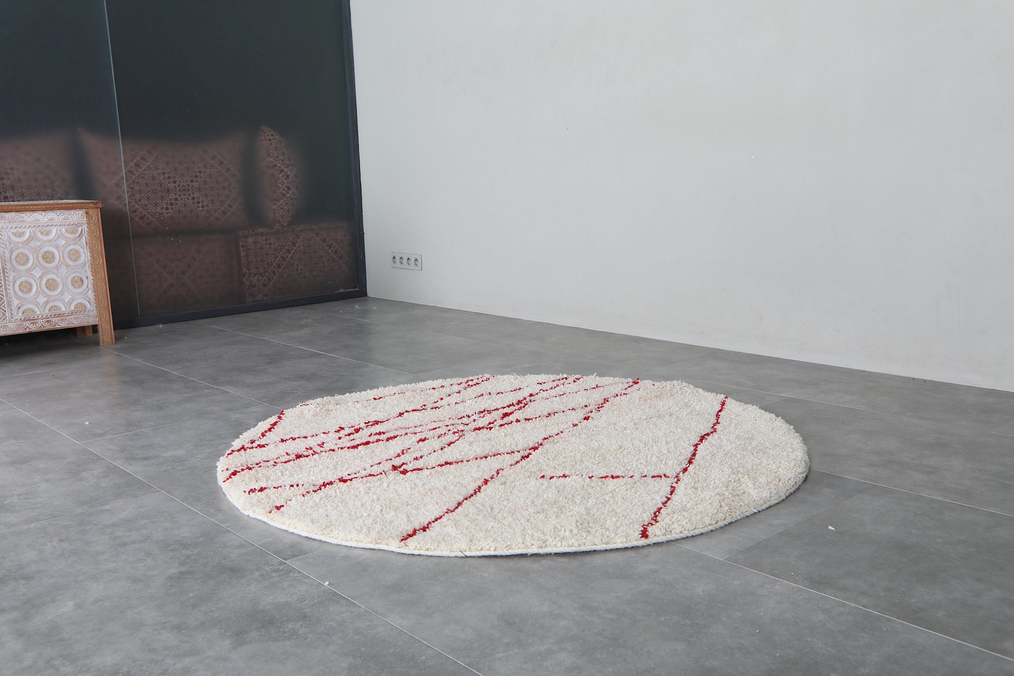 Custom red line round rug – Handmade berber circle carpet – Beni ourain rug