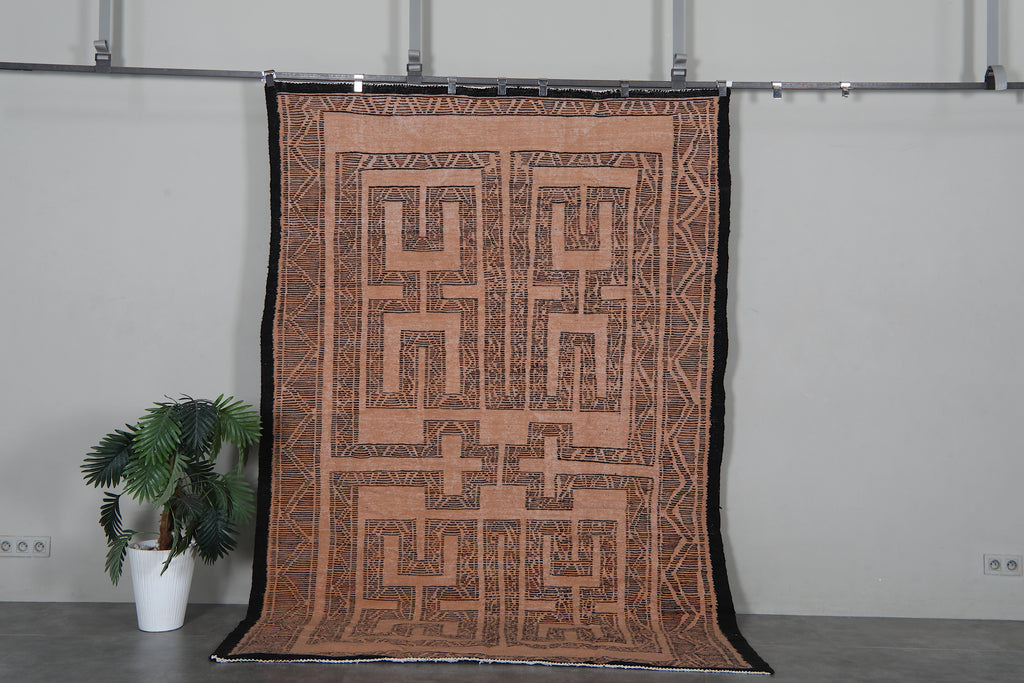 Flatwoven Moroccan rug - Pink & black geometric design - 5.7 ft X 9.1 ft