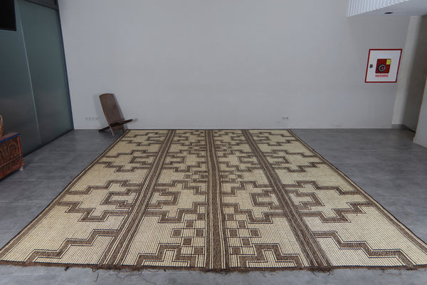Tuareg rug - Bold linear cross pattern in beige & brown - 11.7 ft X 15 ft