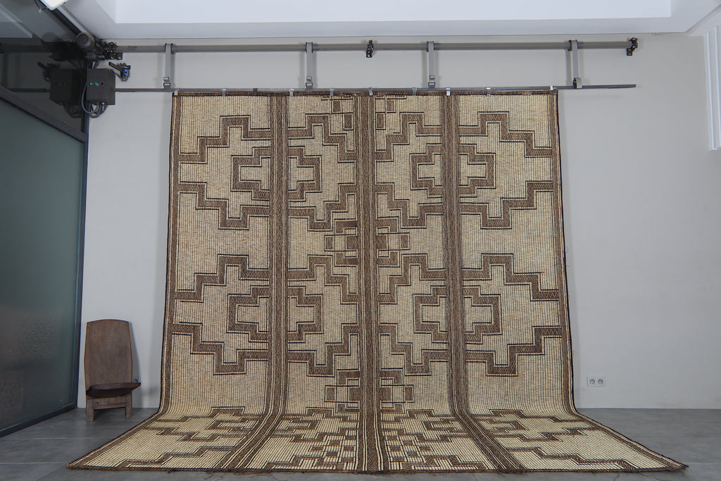 Tuareg rug - Bold linear cross pattern in beige & brown - 11.7 ft X 15 ft