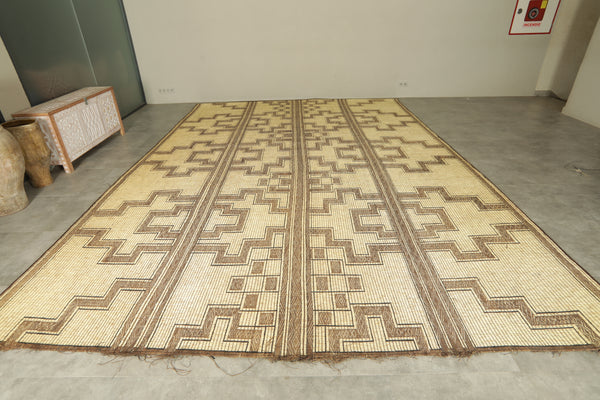 Tuareg rug - Bold linear cross pattern in beige & brown - 11.7 ft X 16.8 ft