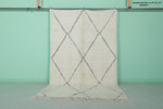 5.1 x 8.1 FT Moroccan Rug – Ivory Diamond Design for Modern Homes