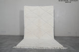 4.9 x 8.3 FT Moroccan Rug – Subtle White Diamond Pattern