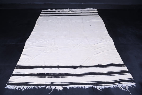 Handwoven berber moroccan rug - 5.6 FT X 9 FT