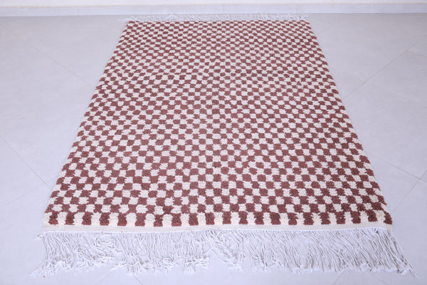 Handmade Moroccan berber checkered rug 4.6 x 6.7 ft – brown & white