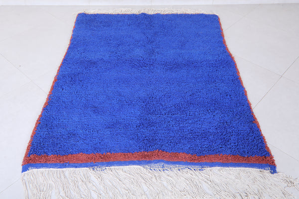 Compact Moroccan rug – 4.1 x 5.1 ft bold blue shag with red border