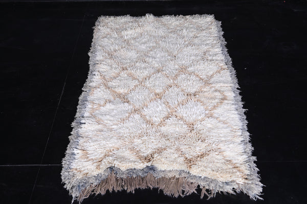 Handmade Moroccan rug – 2.7 x 5.5 ft, ivory shag with diamond pattern